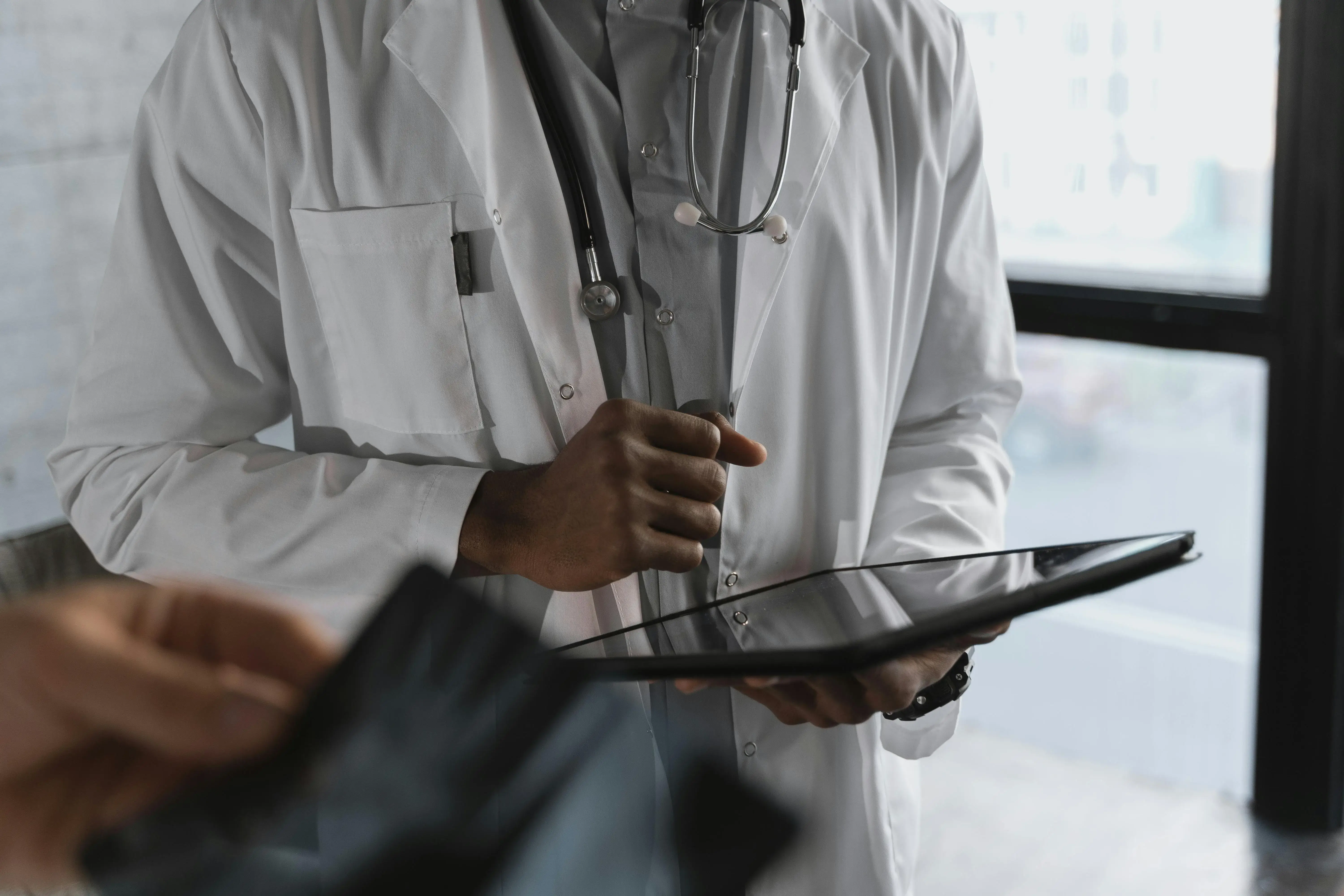 Equipamiento para consultorio médico: guía para elegir tecnología confiable y cotizar con asesoría experta